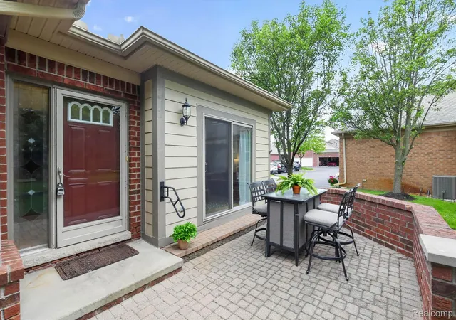 Listing Photo 4 - Condo for sale in building located at 50150 Scott Ct, Shelby Township, MI 48317 - Unit #36
