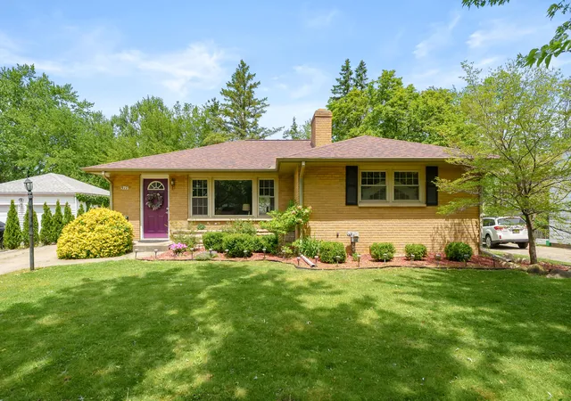 Photo 1 of Sale Pending at 917 Roseland Ave, Kalamazoo, MI 49001 | MLS# 66026026966 | Listing updated on 2026-06-09