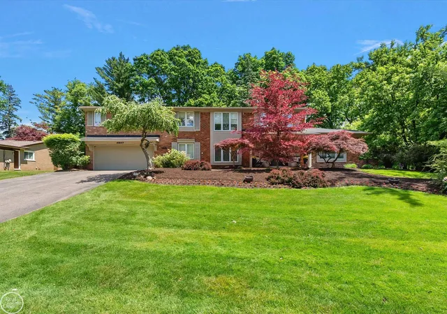Photo 1 of Sale Pending at 4547 Valleyview Dr, West Bloomfield, MI 48323 | MLS# 58050210106 | Listing updated on 2026-06-14
