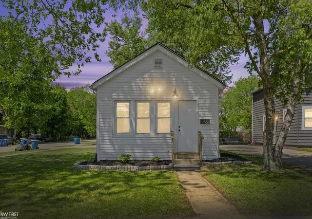 Photo 1 of Sale Pending at 190 S Lynn Ave, Waterford, MI 48328 | MLS# 5050210117 | Listing updated on 2026-07-15