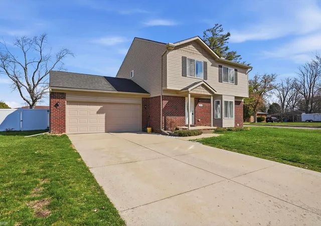 Photo 2 of Single family home for sale at 506 W Woodside Ave, Madison Heights, MI 48071 | MLS# 58050210124 | Listing updated on 2026-06-04