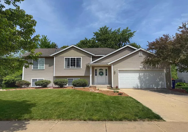 Photo 1 of Sale Pending at 2527 Orchard View Dr, Grand Rapids, MI 49505 | MLS# 58050210128 | Listing updated on 2026-06-14