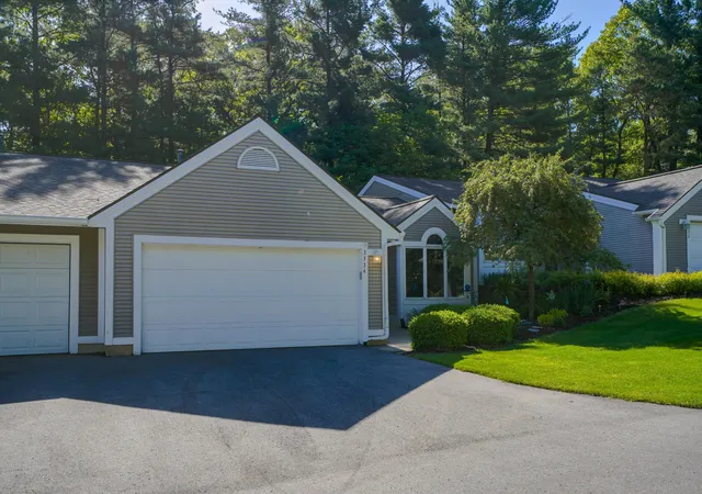 Listing Photo 2 - Condo for sale in building located at 3334 Woodwind Dr Ne, Kent, MI 49525 - Unit #33