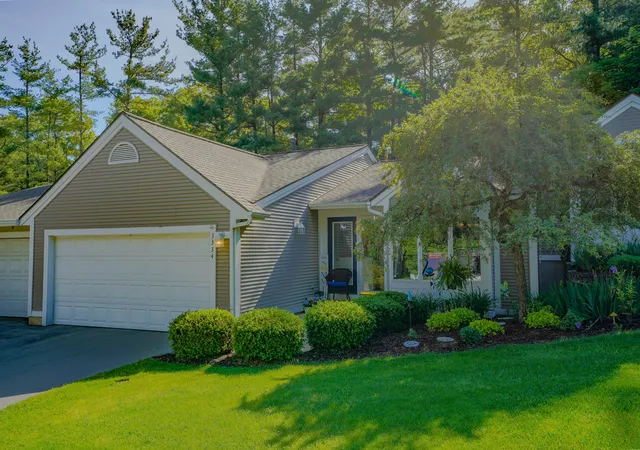 Listing Photo 3 - Condo for sale in building located at 3334 Woodwind Dr Ne, Kent, MI 49525 - Unit #33