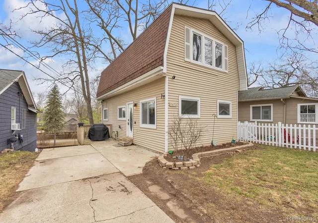 Photo 1 of Single family home for sale at 9473 Huron St, Pinckney, MI 48169 | MLS# 20261041321 | Listing updated on 2026-09-01
