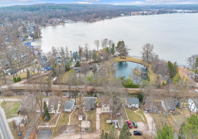 Photo 3 of Single family home for sale at 9473 Huron St, Pinckney, MI 48169 | MLS# 20261041321 | Listing updated on 2026-09-01