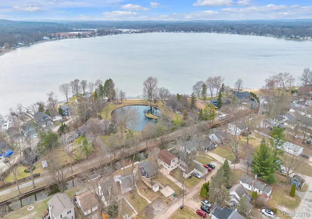 Photo 3 of Single family home for sale at 9473 Huron St, Pinckney, MI 48169 | MLS# 20261041321 | Listing updated on 2026-09-01