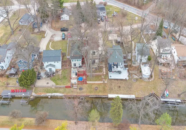 Photo 4 of Single family home for sale at 9473 Huron St, Pinckney, MI 48169 | MLS# 20261041321 | Listing updated on 2026-09-01