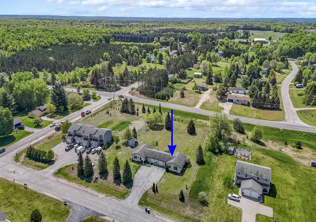 4th image of 3434 Mahoney Dr, Traverse City, MI 49696 | MLS# 78080069214