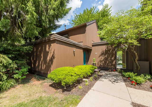 2nd image of 10 Westbury Ct, Ann Arbor, MI 48105 | MLS# 81026027045