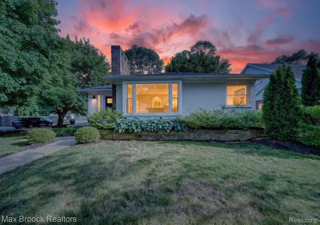Photo 1 of Single family home for sale at 1124 E Windemere Ave, Royal Oak, MI 48073 | MLS# 20261041398 | Listing updated on 2026-09-15