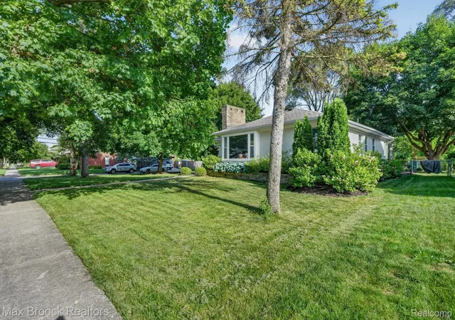 Photo 2 of Single family home for sale at 1124 E Windemere Ave, Royal Oak, MI 48073 | MLS# 20261041398 | Listing updated on 2026-09-15
