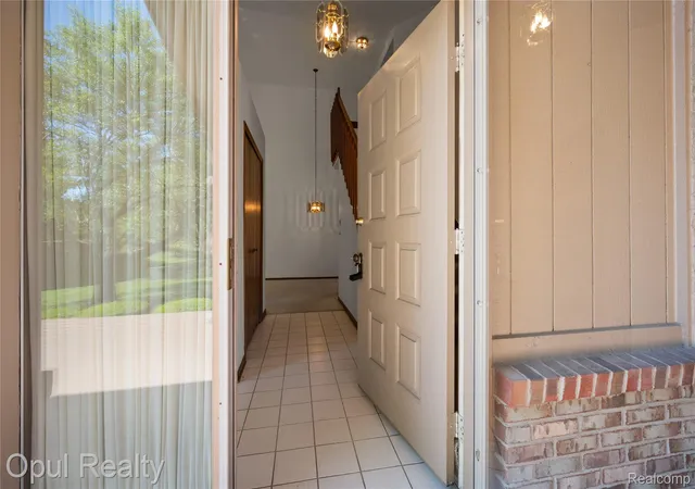 Listing Photo 3 - Condo for sale in building located at 37440 N Laurel Park Dr, Livonia, MI 48152