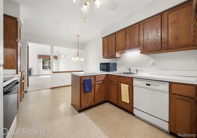 Listing Photo 4 - Condo for sale in building located at 37440 N Laurel Park Dr, Livonia, MI 48152