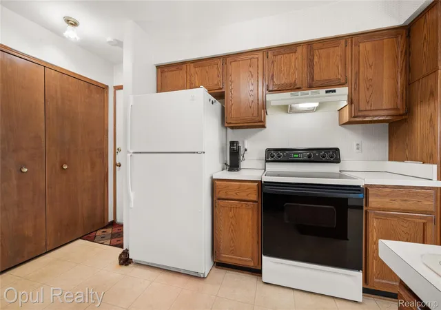 Listing Photo 5 - Condo for sale in building located at 37440 N Laurel Park Dr, Livonia, MI 48152