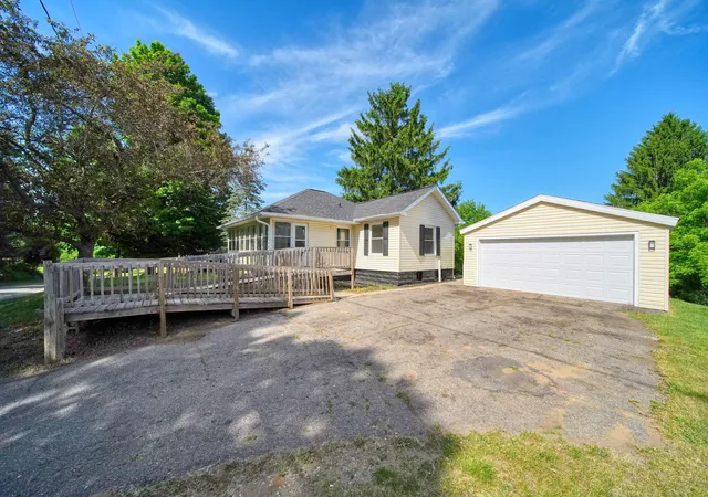 Photo 1 of Single family home for sale at 317 Lockwood St, Jackson, MI 49203 | MLS# 55026027165 | Listing updated on 2026-06-11