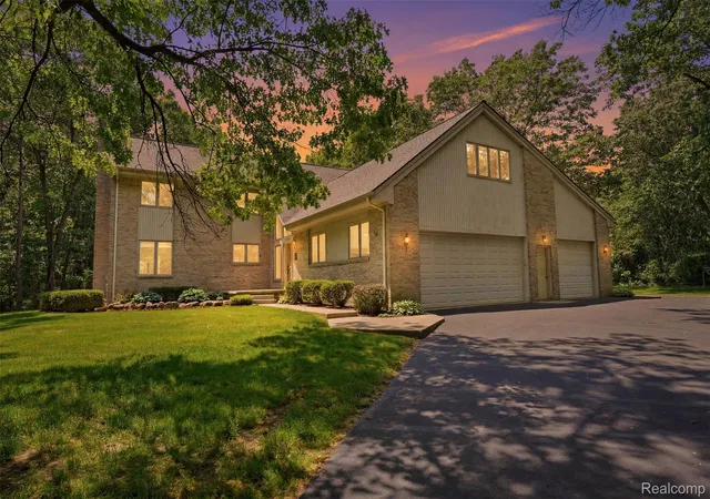 Photo 1 of Sale Pending at 27967 Galien Dr, South Lyon, MI 48178 | MLS# 20261041514 | Listing updated on 2026-09-12