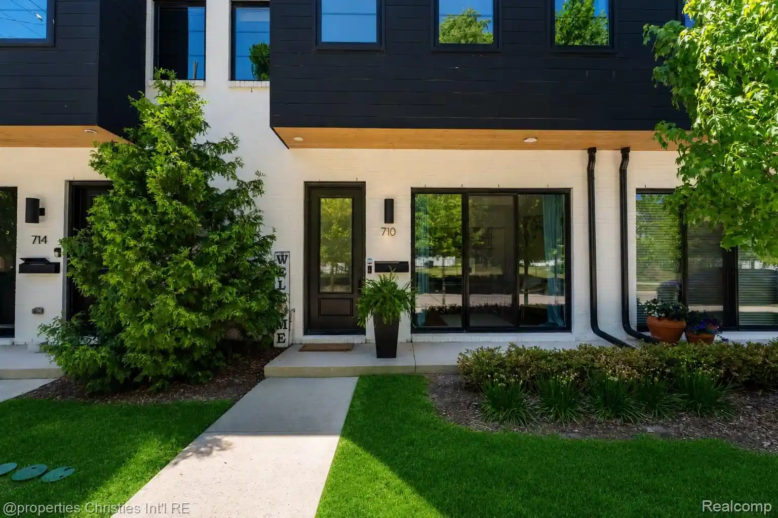 Listing Photo 2 - Condo for sale in 710 Parent E located at 710 Parent E, Royal Oak, MI 48067 - Unit 710 Parent E
