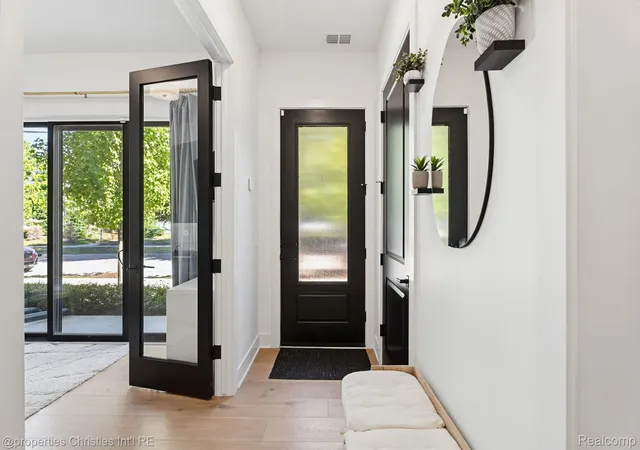 Listing Photo 3 - Condo for sale in building located at 710 Parent E, Royal Oak, MI 48067