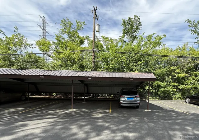 Listing Photo 2 - Condo for sale in building located at 4109 Benjamin Ave, Royal Oak, MI 48073 - Unit #2