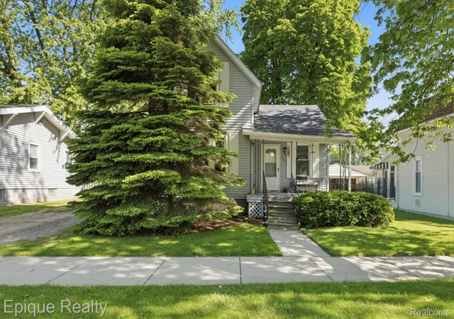 Photo 2 of Single family home for sale at 1301 Myrtle St, Port Huron, MI 48060 | MLS# 20261041533 | Listing updated on 2026-06-19