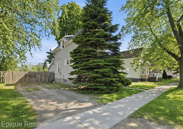Photo 3 of Single family home for sale at 1301 Myrtle St, Port Huron, MI 48060 | MLS# 20261041533 | Listing updated on 2026-06-19