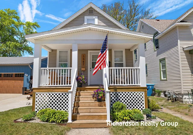 1st image of 1347 Columbus Ave, Grand Haven, MI 49417 | MLS# 71026027218