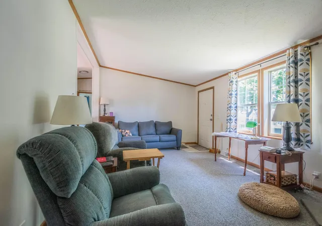 Photo 4 of Single family home for sale at 814 Seymour Ave, Jackson, MI 49202 | MLS# 64026027223 | Listing updated on 2026-06-16