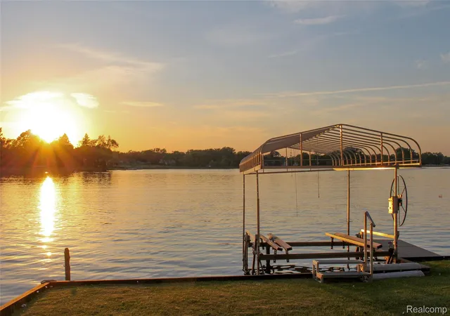 3rd image of 952 Wyman Dr, Waterford, MI 48328 | MLS# 20261041570