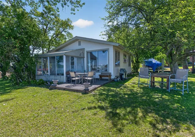 4th image of 952 Wyman Dr, Waterford, MI 48328 | MLS# 20261041570