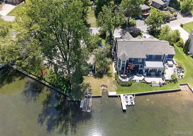 5th image of 952 Wyman Dr, Waterford, MI 48328 | MLS# 20261041570