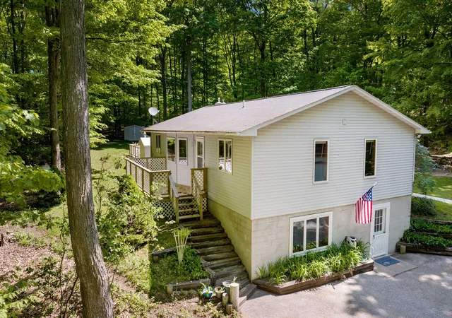 5th image of 2057 Glory Rd, Frankfort, MI 49635 | MLS# 78080069252