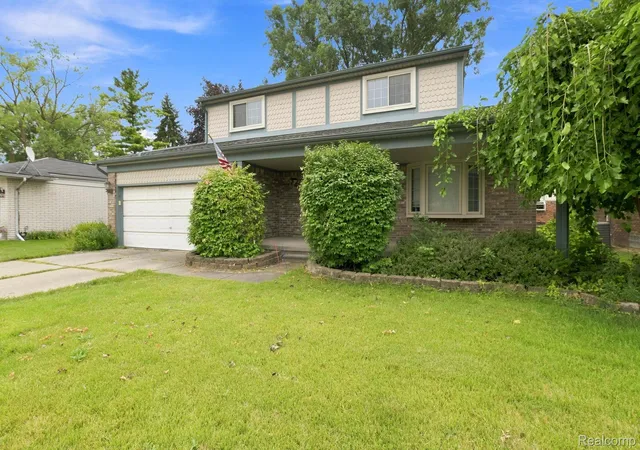 Photo 2 of Single family home for sale at 18238 Red Oaks Dr, Macomb, MI 48044 | MLS# 20261041618 | Listing updated on 2026-09-01