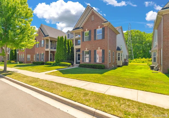Listing Photo 3 - Condo for sale in building located at 42682 Park Cresent Dr, Sterling Heights, MI 48313