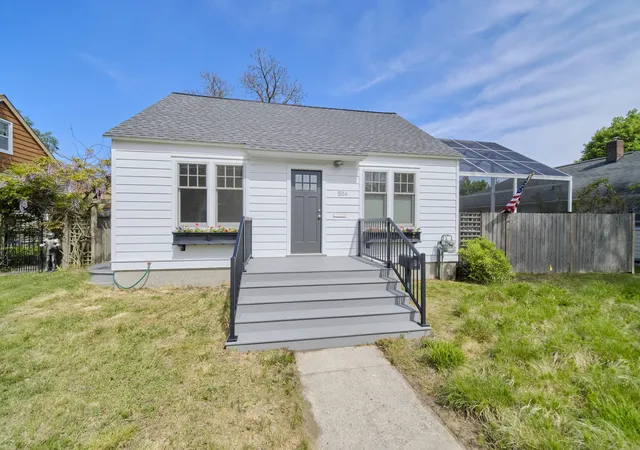 Photo 3 of Single family home for sale at 504 N Lewis St, Ludington, MI 49431 | MLS# 67026027330 | Listing updated on 2026-06-10