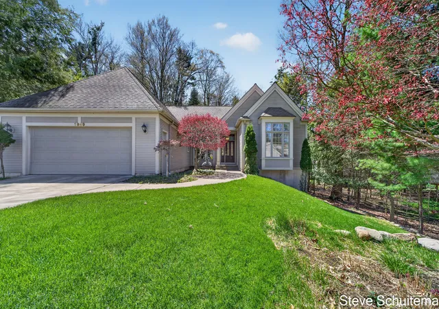 Listing Photo 3 - Condo for sale in building located at 1949 Forest Gln Dr, Norton Shores, MI 49441