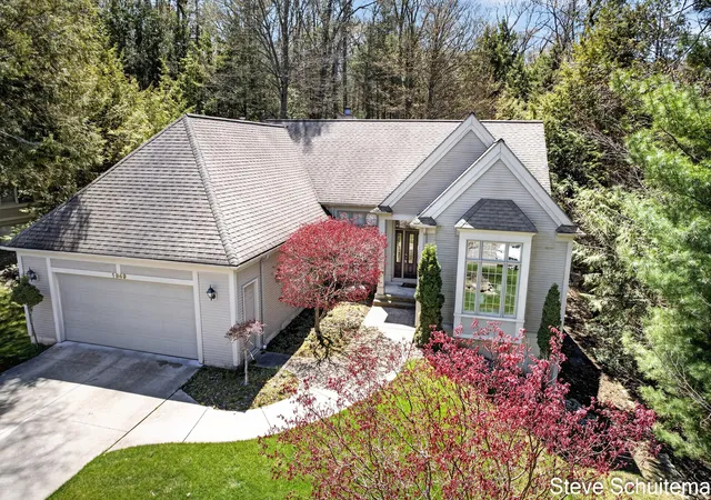 Listing Photo 4 - Condo for sale in building located at 1949 Forest Gln Dr, Norton Shores, MI 49441