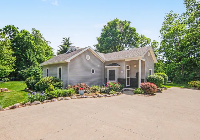 Photo 1 of Single family home for sale at 520 Wolverine St, Manchester, MI 48158 | MLS# 81026027391 | Listing updated on 2026-06-08