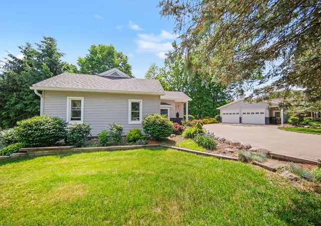 Photo 2 of Single family home for sale at 520 Wolverine St, Manchester, MI 48158 | MLS# 81026027391 | Listing updated on 2026-06-08