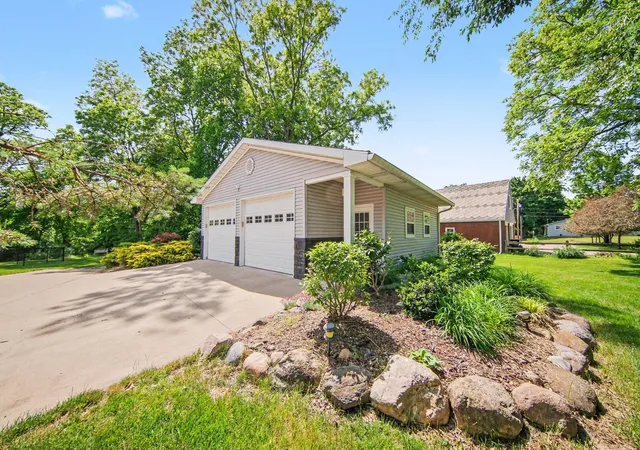 Photo 3 of Single family home for sale at 520 Wolverine St, Manchester, MI 48158 | MLS# 81026027391 | Listing updated on 2026-06-08