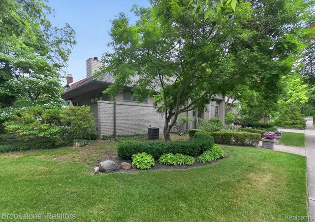 Photo 2 of Single family home for sale at 8926 Lincoln Dr, Huntington Woods, MI 48070 | MLS# 20261041752 | Listing updated on 2026-06-16