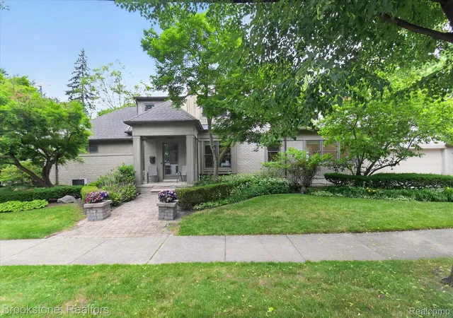 Photo 3 of Single family home for sale at 8926 Lincoln Dr, Huntington Woods, MI 48070 | MLS# 20261041752 | Listing updated on 2026-06-16