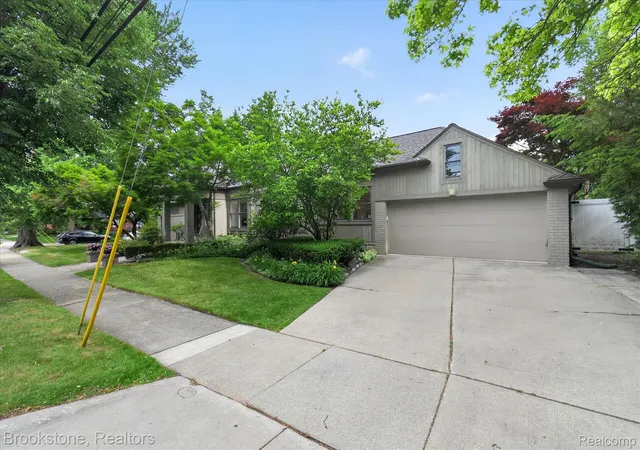 Photo 4 of Single family home for sale at 8926 Lincoln Dr, Huntington Woods, MI 48070 | MLS# 20261041752 | Listing updated on 2026-06-16