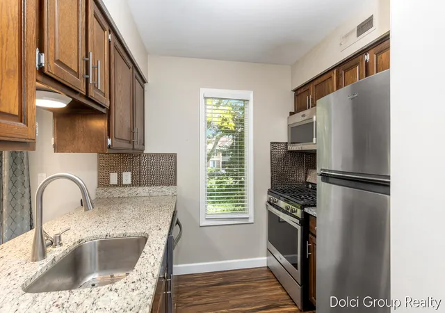 Listing Photo 3 - Condo for sale in building located at 484 Barkwood Ct NW, Grand Rapids, MI 49534