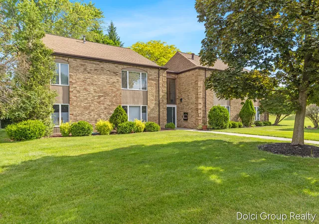 Listing Photo 4 - Condo for sale in building located at 484 Barkwood Ct NW, Grand Rapids, MI 49534
