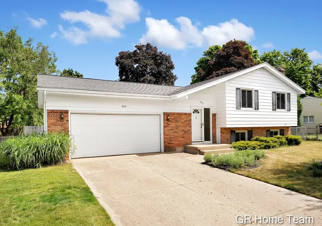 1st image of 895 Bellewood Dr Se, Grand Rapids, MI 49508 | MLS# 65026027486