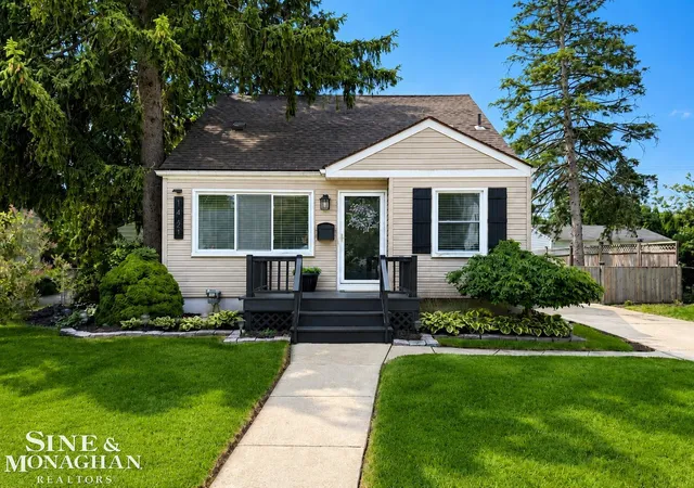 Photo 1 of Sale Pending at 1421 W Windemere Ave, Royal Oak, MI 48073 | MLS# 58050210420 | Listing updated on 2026-06-18