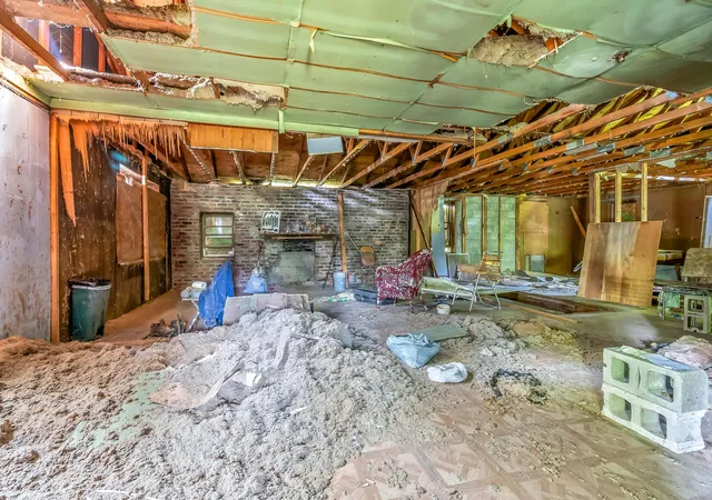 Photo 4 of Single family home for sale at 10 S Wolcott St, Hillsdale, MI 49242 | MLS# 53026027588 | Listing updated on 2026-06-11