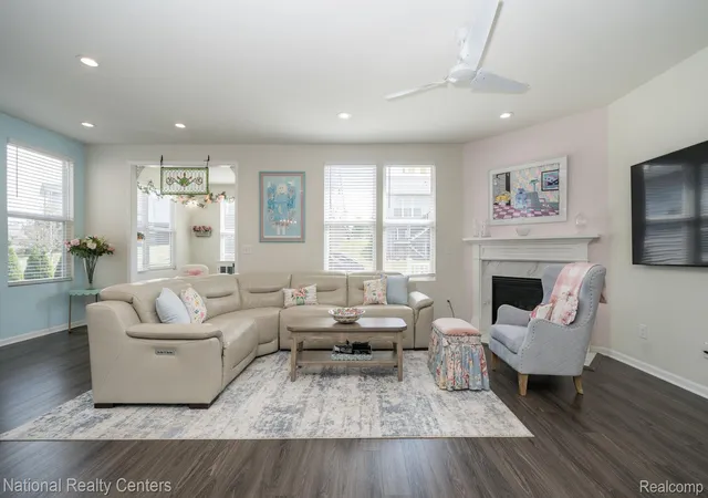Listing Photo 3 - Condo for sale in building located at 1233 Lark St, Lake Orion, MI 48360