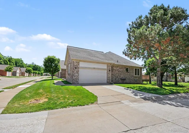 Listing Photo 4 - Condo for sale in building located at 13750 Treeland Dr, Shelby Township, MI 48315